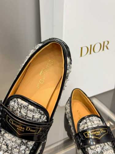 出厂价： 迪奥 Dior 2024秋冬新款 D-Boy 字母logo拼色厚底女鞋 明星同款一脚蹬皮带扣圆头复古低跟乐福单鞋 材质:鞋面进口开边珠牛皮拼接环保藤格