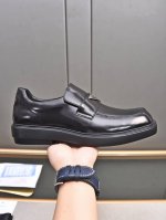 Prada 普拉达 2024新款方头英伦风中性小皮鞋乐福鞋 复古时尚经典单品 巴黎时装周第一场分量十足的大秀场打造的新品 灵感由d主设计师巧妙结合在完美鞋型上.