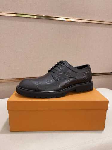 工厂价: #LOUIS VUITTO*新品系列ss爆款新品 休闲皮鞋、头层牛皮 经历3个月改色完美蜕变、鞋面五金扣和鞋口侧饰有路易威标识、鞋垫和鞋底有品牌标识