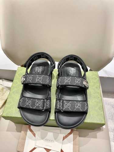 批300 Gucci 24新款沙滩凉鞋一起期待夏天 沉溺在Gucci丹宁牛仔的颜值里。这款平底凉鞋采用魔术粘带设计，现代感十足且充满运动气息，带来全天候舒适感受