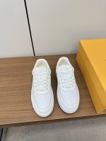 Tods 托德斯秋季新款休闲运动鞋 这款真的是太值得一提了，鞋子鞋型很好而且上脚非常轻便，整双鞋子总之非常讲究，面料也是肉眼可见的柔软细腻，好鞋要自己上脚感受！