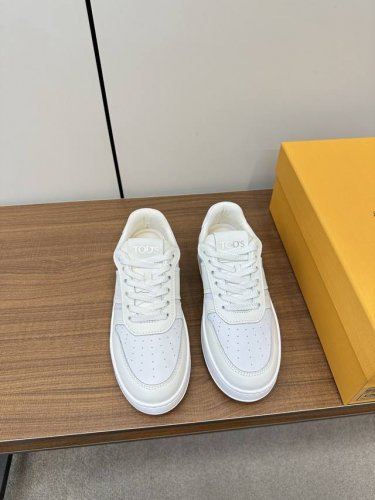 Tods 托德斯秋季新款休闲运动鞋 这款真的是太值得一提了，鞋子鞋型很好而且上脚非常轻便，整双鞋子总之非常讲究，面料也是肉眼可见的柔软细腻，好鞋要自己上脚感受！