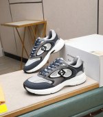 出厂价 高版本 Fendi 芬迪 男士最新款休闲鞋！专柜同步上市！原版一比一复刻。全进口头层小牛皮制面，内里采用头层水染牛皮，原版原厂特供橡胶大底。引领时尚新概