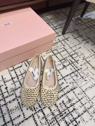 代购级 Miu Miu 缪缪 24ss 新款 澳钻 芭蕾舞鞋 缪家以芭蕾的灵动意韵融于日常. 以现代笔触刻画舞鞋经典轮廓！钻饰皮质款芭蕾舞鞋. 从经典日式鞋履汲