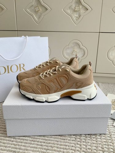 情侣款 Dio R迪奥24早秋新品dior Chrono Cd厚底复古运动鞋老爹鞋 顶级品质 这款dior Chrono 运动鞋是二零二四秋季成衣系列新品，以