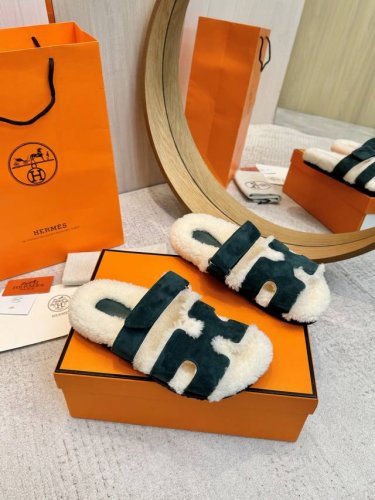 Herm*S 皮毛h羊毛二舅拖鞋，全鞋面采用美利奴羊羔毛，质感可不是其他种类的羊毛可以媲美的，Tpu大底全真毛包水台 耐磨。 简约的设计，流畅的线条，这不仅是一