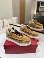 出厂价： Valentino专柜新款华伦天奴中帮新款运动鞋！情侣款款帅气十足 檀健次 张艺兴 李荣浩演绎，Runboot运动鞋，轻盈舒适，大都市休闲感十足。 原