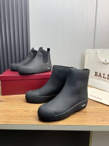 工厂价 Bally 巴利cayden Cubrid 爆款短靴羊毛鞋出货！ 鞋面采用黑色小牛皮搭配鞋口莱卡布设计、银色logo字母、同色系缝线细节 、系带开合设计