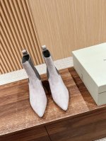 莞产 #复古尖头高跟短靴 高级简约而不简单，显瘦气质自带随意的洒脱劲儿格调，绝对符合我们大多数人的穿搭理念，简约不简单是时下最流行的style！ 辣妹尖头合缝设