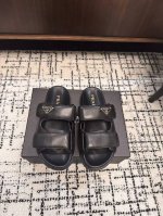 330 Prada 普拉达2025春夏新款凉鞋 罗马厚底魔术贴凉鞋 拖鞋 最新走秀款，经典升级 舒适度与时髦度并存 每个颜色搭配都好看，设计搭配不同风格需求 鞋