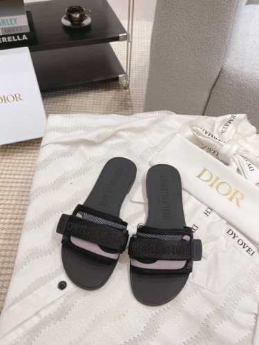Dior D家最新魔术贴扣凉拖鞋系列 全新色系！原版完美复刻 最流行的配色面料 层次感超强 原版开模高档TPU大底 不是普通橡胶哈 非常舒适好走 鞋面材料全部原