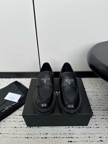 Prada 普拉达24Ss 秋冬新款松糕厚底复古擦色做旧 乐福鞋 秋冬t台走秀主推款！整个系列都充满了令人兴奋和意外的元素结合！复古带点贵气的感觉，上脚非常完美
