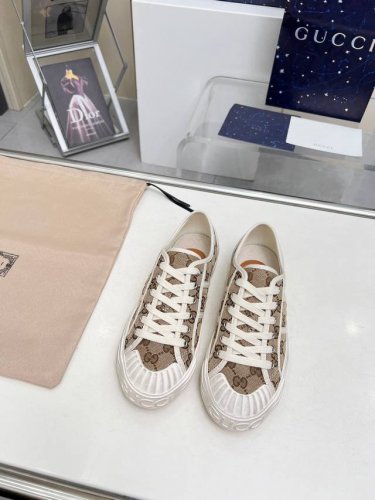 工厂价 Gucci 2024新款帆布饼干鞋 设计灵感源自意大利海岸的夏日风情和海滩俱乐部 鞋底周围采用了轻微做旧效果 又巧妙融入gg图案 时尚高级感拉满，看好