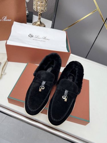 Loro Piana 诺悠翩雅秋冬毛裡款。于1924年4月24日一手创立现有的loro Piana公司。家族经营至今已是第六代，为讲求品味及对质量有要求的顾客提