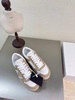 厚底运动鞋 PRADA 厚底 设计 有格调 原版开模 舒适炸街 杏色配白色 小牛反绒皮 材质 材质 金属logo 高级 工艺 引领前沿 内里 小羊皮 原版成型大