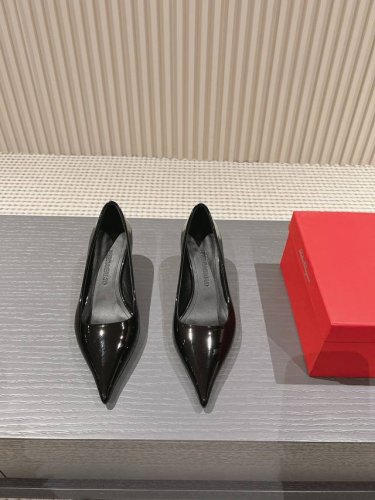出厂 ，Ferragam*走秀款绝美尖头高跟鞋坡跟高跟鞋重回时尚圈独特的高跟鞋，穿上它你就是时尚界女王，精致女人的必备神器 材质：Zp订制漆皮面料 内里：牛皮