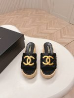 出厂 CHANEL 香奈儿 2025新款凉鞋拖鞋系列 经典系列 每个款式都很赞 菱格松糕底凉鞋拖鞋 优雅高贵 舒适百搭鞋面：羊皮垫脚：羊皮鞋底：橡胶大底码数:3