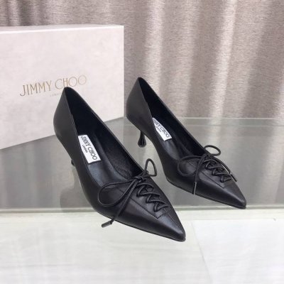 Jimmychoo 秋季米兰发布！ 视角回溯品牌初创时期充满矛盾张力的风格: Scarlett高跟鞋延续滴跟设计，如塑身衣般的系带打造迷人纤细足尖； Diamo