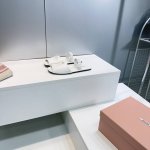 高品质出厂 ！顶级品质Miumiu 缪缪25春夏走秀新款一脚蹬懒人鞋简易平底凉鞋 官方春夏走秀新款，时髦百搭 即可咸又可甜 一点也不磨脚 无论光脚穿还是搭配袜子