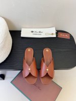Loropiana 25Ss 新款 拖鞋系列 Lp一直是以好穿舒适为主的设计风格 这几年老钱风穿搭超级 这款乐福鞋也不例外 简约的设计理念搭配品牌经典的颜色做点