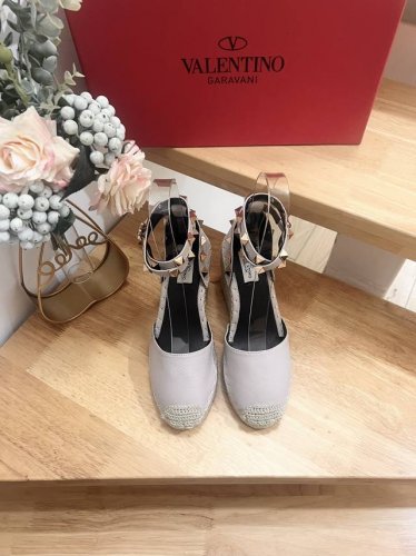 p350 valentino Garavani 荔枝牛皮系带坡跟凉鞋 - 金属效果工艺处理铆钉装饰 - 麻绳包裹坡跟 - 可调节小牛皮系带 - 坡跟防水台 -