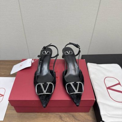Velentino 爆款V扣猫跟后空凉鞋，真的超级火！高版本 这款凉鞋有两种跟高可以选择，如果你喜欢轻松自在的感觉，低跟款绝对是你的首选，既保持了优雅，又不会太