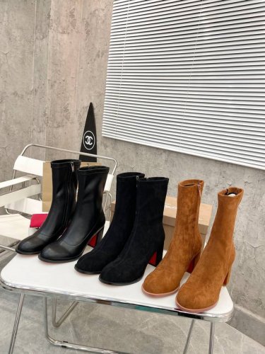 元： Christian Louboutin Cl 年重磅推出新款粗跟弹力踝靴，经典而精致，线条流畅纤细。配有70毫米方形鞋跟。根据场合，将它拉至小腿或放松至脚