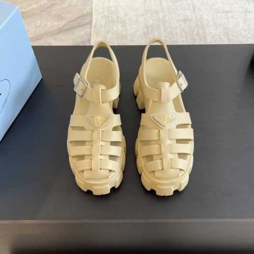 全色系升级 Prada 普拉达猪笼鞋锯齿罗马编织厚底橡胶凉鞋 复古时髦前卫的轮齿55Mm 厚底鞋底搭配橡胶鞋面，让整双鞋轻便舒适 鲜艳色彩 满足不同风格时髦人士