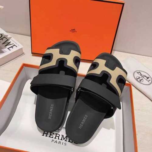 H家 Hermes 男女同款，最近火到不行的情侣款二舅鞋- 凉鞋,搭配各种彩色袜子，潮爆了 鞋面：进口混种羊皮.鹿皮 内里：进口混种羊皮 大底：Tpu防滑耐磨大