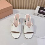MIUMIU 缪缪 25ss春夏新品 鱼嘴 粗跟拖鞋 气质小女人风，鞋跟盘镶嵌水钻，闪出新高度质感十足，穿着非常舒适。鞋面上的褶皱设计看起来非常有质感，钻面的造