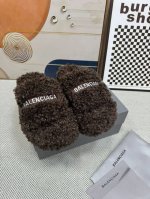 顶级版本 厚底真羊毛！新色！Balenciag 巴黎世家潮品毛拖 ！ 最新的 Political Campaign 徽标刺绣！高级感满满当当！ 欧美名媛 明星