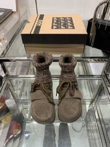 ugg 24Ss 秋冬新款 雪地靴 毛线拼接丑萌靴子给征服！！也太好看了 靴子采用方圆头的设计，不挑脚型 毛线针织与皮面拼接，独特有型 鞋面粗绳系带，调节松紧很