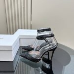 爆款abing Wang高跟鞋 推出了这款散发着迷人魅力的单品。美丽刑具，它以漆皮面料制作于设有深鞋口的尖头鞋身端庄典雅。 鞋底：真皮 鞋面：丝面，水钻 码数：