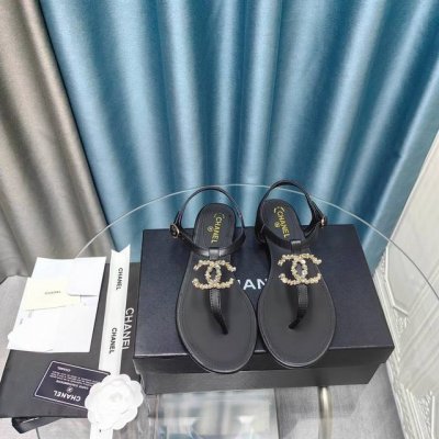冲量价 小香 223 春夏新品 专柜走秀款双c链条夹脚凉鞋上新 时尚圈的绝绝子 搭配将演绎着细致 极简 永不褪去的经典元素 展现与众不同的穿搭风格美到无话可说
