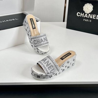 工厂出 实物拍摄太美啦Chanel 5新款呢子水钻厚底拖鞋坡跟防水台凉拖鞋、凉鞋真的太美啦吧！香奈儿属于夏天的颜色仙女必备爆款太喜欢这双鞋了Chanel25松糕