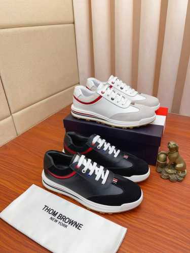 实价： Thom Browne 汤姆 布朗 男款白色休闲 这个邪魅酷感的新锐品牌 Lb让我们在这个夏天有了放松 时髦 个性的新选择 Tb白鞋风暴 鞋面采用原版进