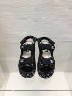 小香25P春夏新品 厚底满钻拖懒人一字拖鞋 懒人必备穿了会上瘾的拖鞋 巨软巨舒服 让你摆脱一切的束缚感 呆萌的面包鞋型 对脚宽的宝宝很友好 大底有一定的厚度