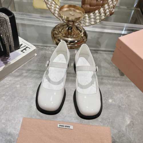 出厂 Miu Mi* 24 新款镂空t字带圆头玛丽珍单鞋 这双鞋子的颜色真的太美了！复古又少女。而且，它的材质超级舒服，穿上去就像踩在棉花上一样 上脚绝美 鞋面