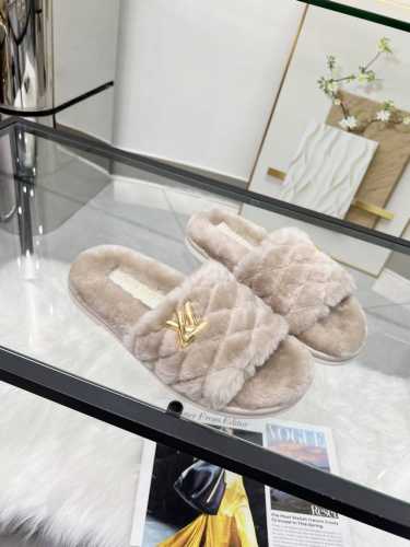 出厂：平底 ，厚底 L家24年最新版面new Arrival 羊毛拖鞋 金属字母扣 室内外穿着皆宜。纯羊羔毛材质，鞋面专业处理粟子头花纹，水台高密度发泡材质，轻