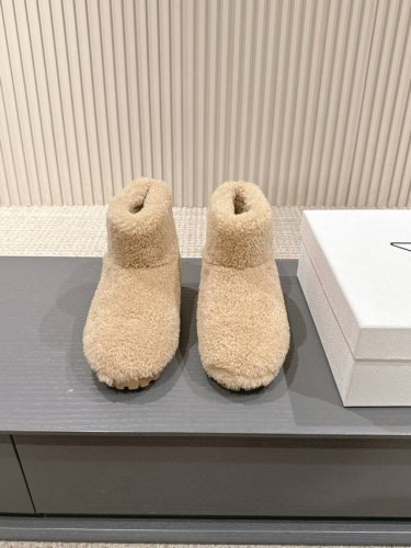 出厂 Prada*普拉达2024Ss秋冬新款直筒雪地靴羊毛短靴 时尚大方的设计呈现经典轮廓。不管面对任何场所 主场只属于你！ 面料：定制羊毛 内里：定制羊毛 五