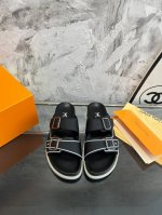 工厂价 品牌： Louis Vuitton 路易威登 描述：最新款男士lv拖鞋时尚主打潮流，百搭爆款，简单不失品味，潮人必备，散发时尚休闲气息，时尚就在脚下，自