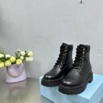 高品质出 新品普拉达2024秋冬走秀款靴子 太古汇原版购入爆拆复刻 鞋子上脚很轻便，走路舒适度都很赞 运用三角标设计风格值得拥有 鞋型韵味超赞，非常有特色的设计