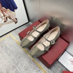 出厂价 顶级版本 Rv Tres Mini Babies双钻玛丽珍 富家千金的梦中情鞋无疑 上脚就贵里贵气的好吸睛两个高度可供选择，搭扣有松紧不挑脚 精致女孩们