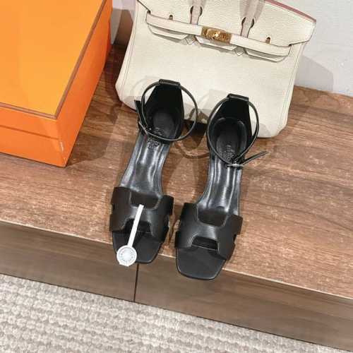 4cm组图 出厂价 Hermes 爱马仕 Joy 40高跟凉鞋 时尚又百搭 搭配H鞋头 超级舒服 每个细节都做到极致 搭配同色调标志性纯鞋扣 设计简约流畅 打造