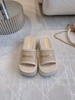 出厂价 CHANE*新款厚底松糕底拖鞋 坡跟设计脚感非常舒适 上脚秒变大长腿 鞋面牛皮 内里垫脚羊皮 原版开模防滑底 跟高7.5cm 尺码35-39 40 41