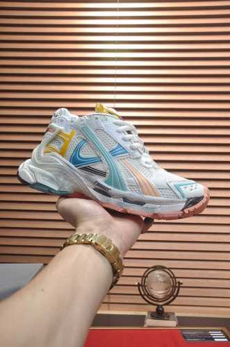 出厂价 顶级版本 Balenciaga 巴黎7.5 巴黎世家 最新配色潮流复古休闲鞋 通过溢胶、做旧、缝线等细节， 展示了设计师 Demna 的运动鞋风格， 用