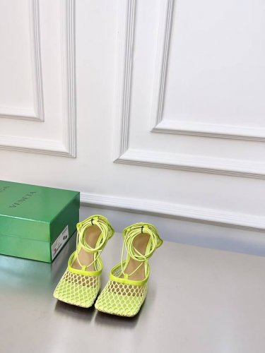 葆蝶家｜女士绑带“水晶”高跟鞋 经典编织凉拖脚感非常好 不累脚把简洁优雅又高贵凸显的淋漓尽致。越简单的设计越拿捏材质、比例、细节。 上脚巨显气质也非常好搭配无论