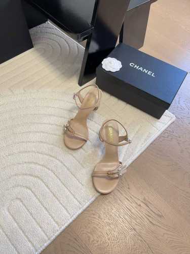 Chanel Vintage中古系列大标凉鞋简约而不简单的款，上脚特别显脚细。鞋面定制面，内里垫脚羊皮，加厚真皮大底。跟高3.5 7.5Size:35-39 其