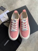 Chanel 25C隐藏款休闲小白鞋！Vintage感满满，中古复刻款get啦～小白鞋适配春夏，黑白拼接就很Chanel。配合袜子就很复古学院的感觉。Size: