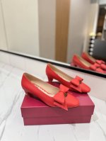 出厂价： VALENTINO华伦天奴经典2025春夏VLOGO SIGNATURE蝴蝶结圆头单鞋鞋型线条流畅.版型超赞上脚舒适.显瘦.拉长腿部线条鞋面：牛皮内里
